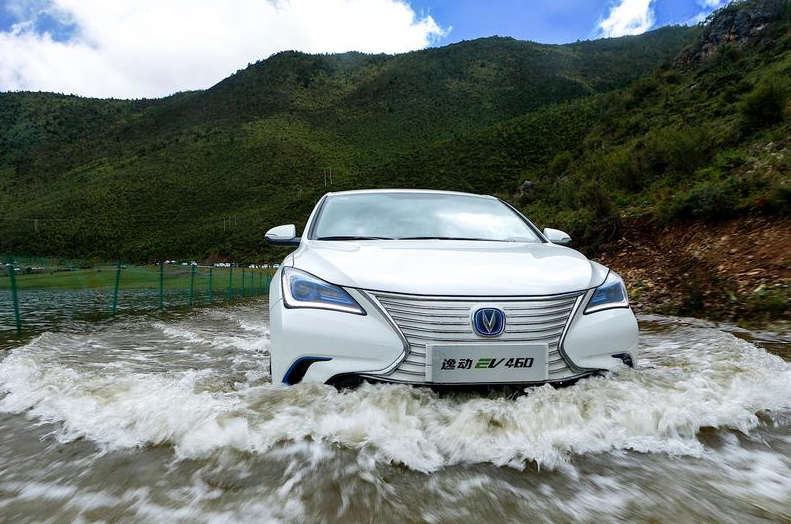 430km的综合续航为何“黯然失色”？行驶太优秀，试长安逸动EV460