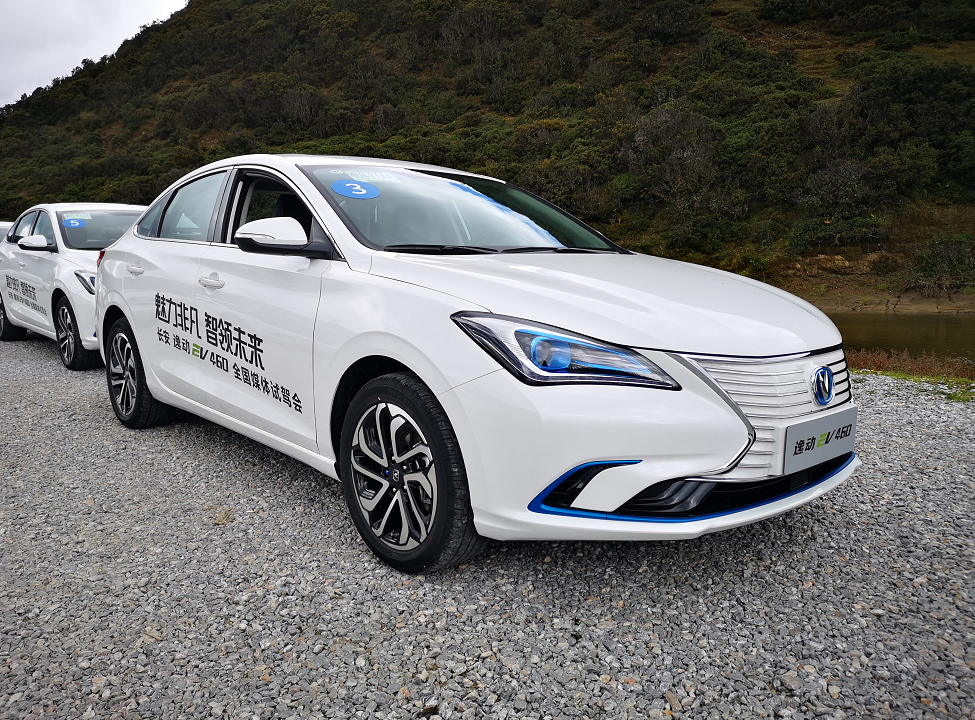 430km的综合续航为何“黯然失色”？行驶太优秀，试长安逸动EV460