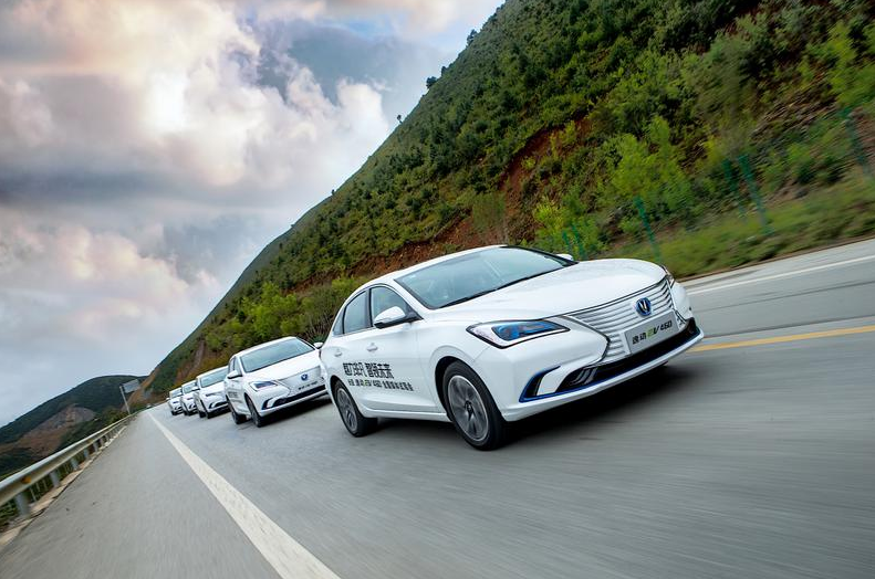 430km的综合续航为何“黯然失色”？行驶太优秀，试长安逸动EV460