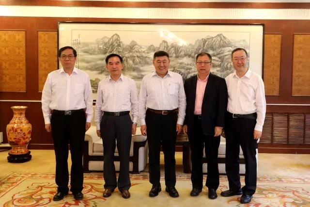 初中辍学，5年没摸书本，却当上3个大学校长，成中国工程院院士！