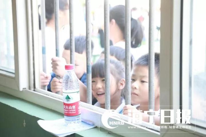 海宁奥运会冠军有哪些(奥运冠军来海宁了！大家围着要签名，晚上去这里能见到他！)