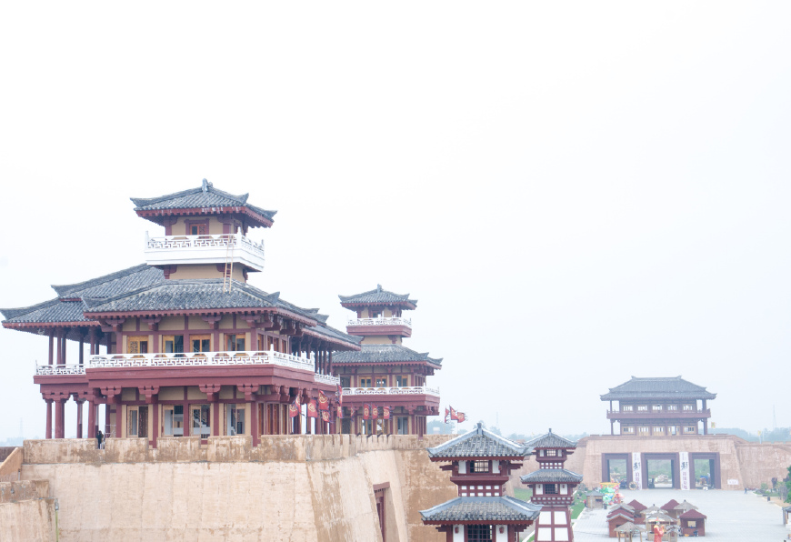 邓超在枣阳打篮球(这座影视基地，汉朝场景比横店都要好，电影《影》就在这里拍摄)