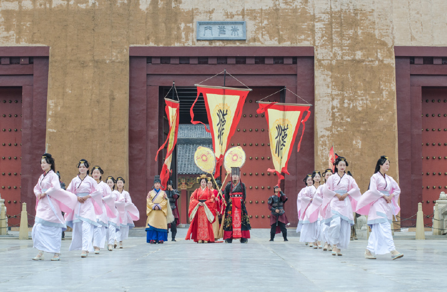 邓超在枣阳打篮球(这座影视基地，汉朝场景比横店都要好，电影《影》就在这里拍摄)