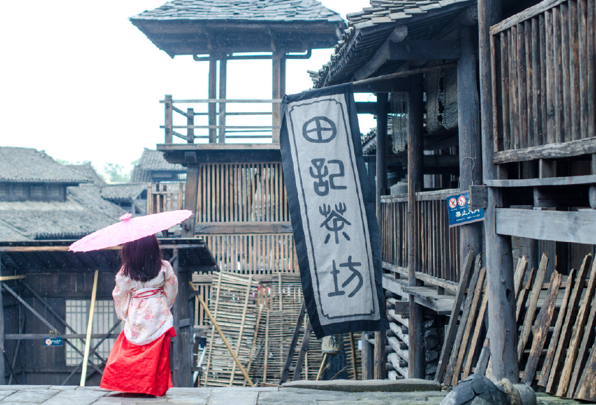 邓超在枣阳打篮球(这座影视基地，汉朝场景比横店都要好，电影《影》就在这里拍摄)