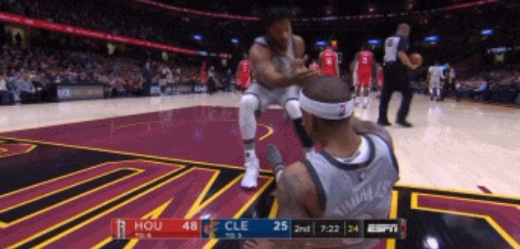 nba为什么看起来很冷漠(队友间也会冷漠？4图看上赛季骑士的更衣室矛盾，杨少侠被围攻)