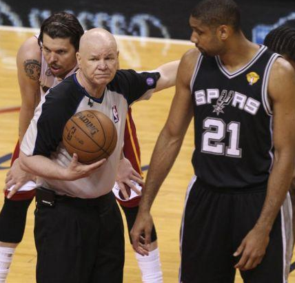 为什么nba会有蝙蝠(这是有多倒霉？马努手抓蝙蝠被抵制，邓肯笑一笑就被罚出场)