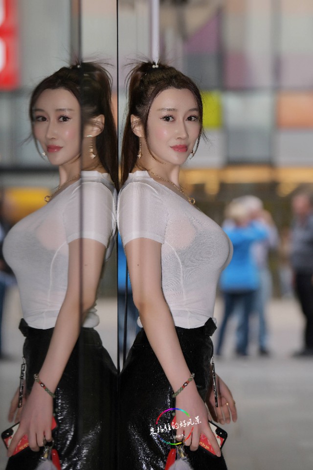 气质街拍：大胸网红的街拍图，穿这样的衣服差点认不出