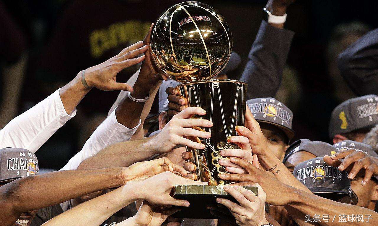 2015NBA西部决赛（15年西决颁奖，库里哭了，但谁记得他的这番话？球迷：情商太高了）