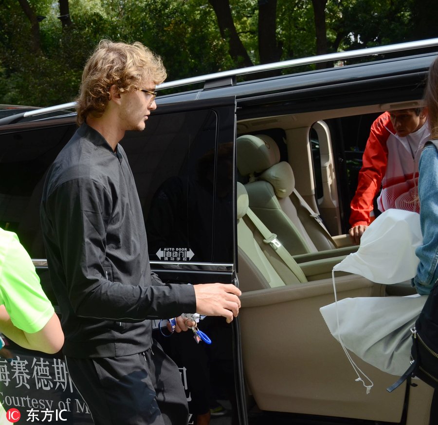 小兹维列夫搭保姆车前往球场 女友陪同全程笑颜甚是抢镜
