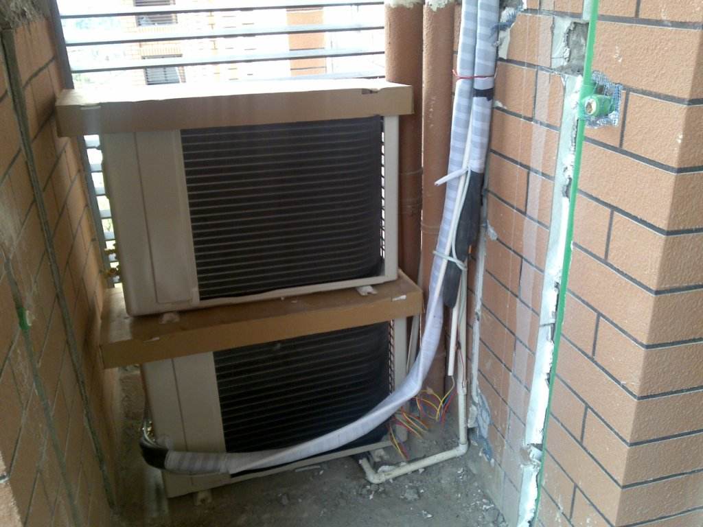 外墙上不允许挂空调，所以朋友想了个办法，把它塞进了假凸窗！不怕日晒雨淋