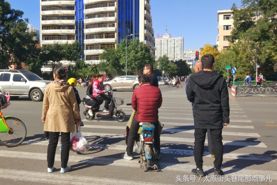 太原这天气，一夜入冬，路人纷纷穿起冬日棉衣来抵御严寒！