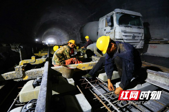 走访建设中的黔张常铁路：计划于明年12月开通运营