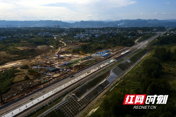 走访建设中的黔张常铁路：计划于明年12月开通运营