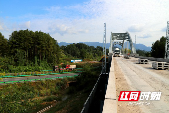 走访建设中的黔张常铁路：计划于明年12月开通运营