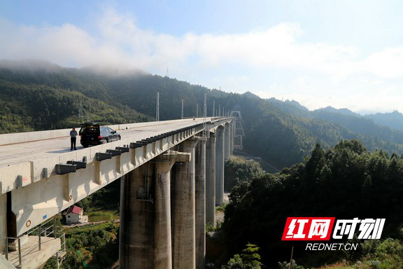 走访建设中的黔张常铁路：计划于明年12月开通运营