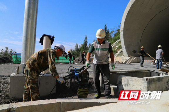 走访建设中的黔张常铁路：计划于明年12月开通运营