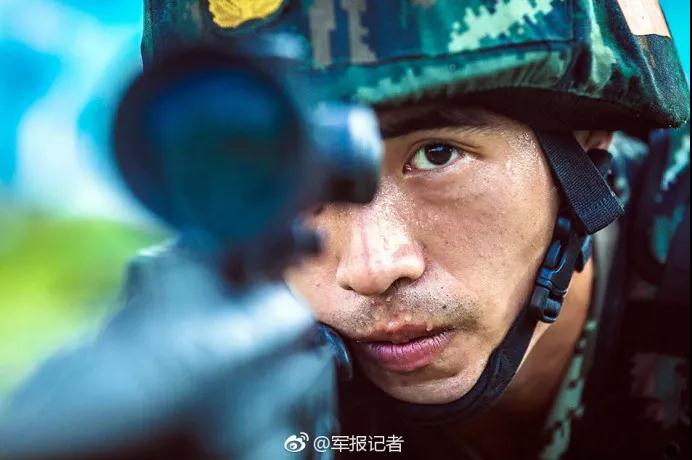 当然有时他们的眼神也会把你瞬间暖到汗水汗水是军人最好的"洗面奶"