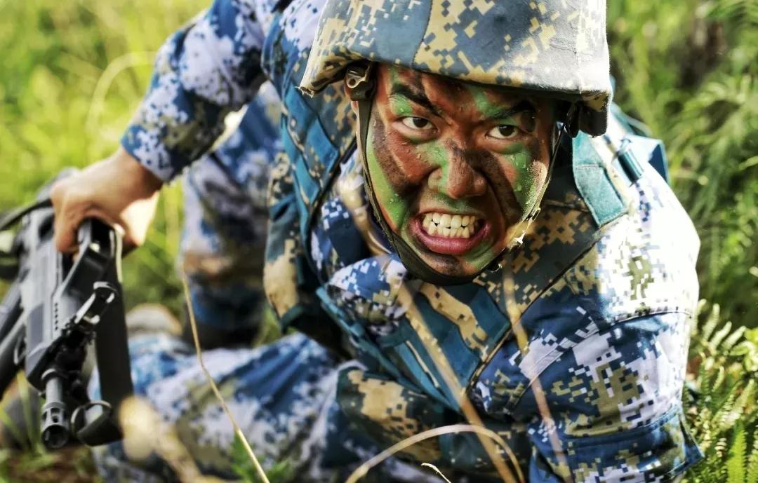 当然有时他们的眼神也会把你瞬间暖到汗水汗水是军人最好的"洗面奶"