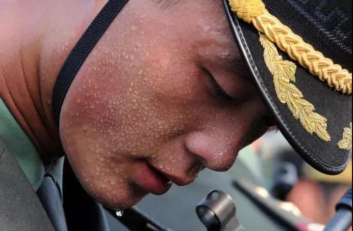 兵哥图片(不只弯腰捡国旗,兵哥哥的这些瞬间也很帅!
