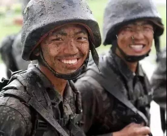 兵哥图片(不只弯腰捡国旗,兵哥哥的这些瞬间也很帅!