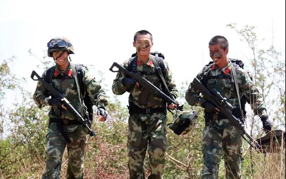 兵哥图片(不只弯腰捡国旗,兵哥哥的这些瞬间也很帅!