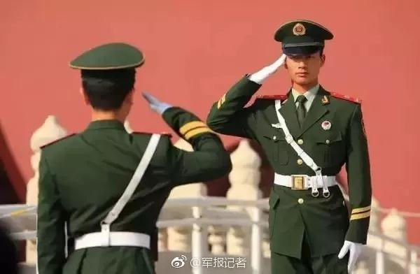 兵哥图片(不只弯腰捡国旗，兵哥哥的这些瞬间也很帅！)