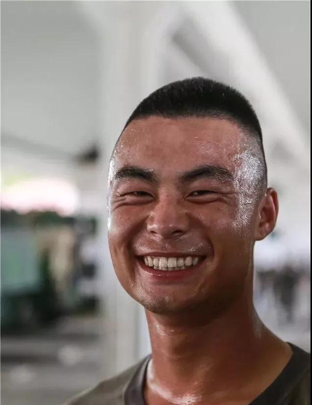 兵哥图片(不只弯腰捡国旗,兵哥哥的这些瞬间也很帅!