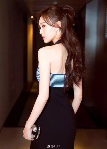 正面肩颈线条平直舒展,后面背线配合蝴蝶骨处的肌肉线条,都完美展现出