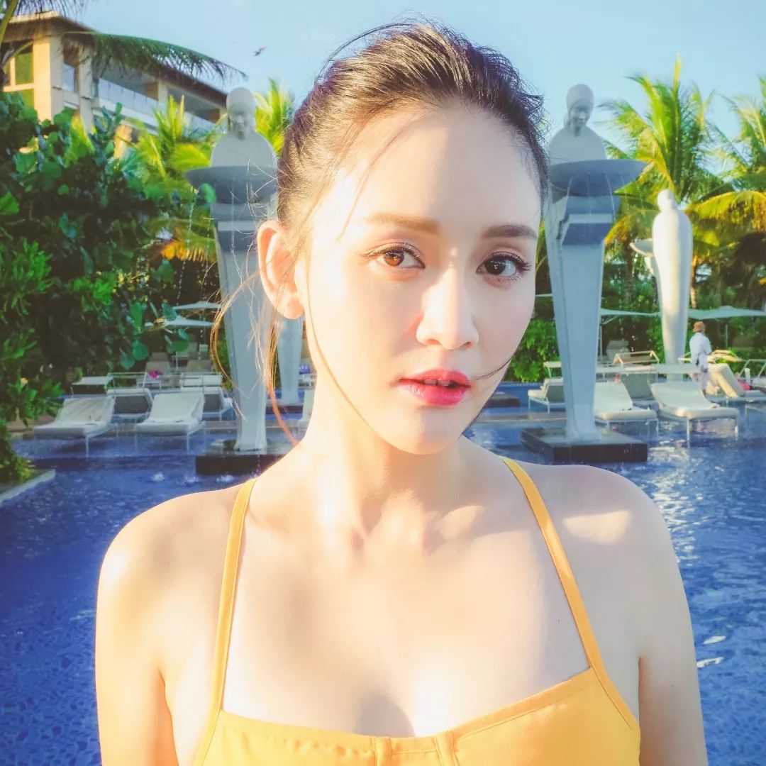 事业线女生全靠这条事业线撑起来