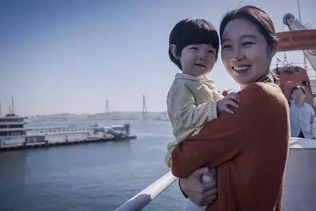 单亲妈妈韩剧在线观看免费(高分韩国片：一个女保姆为满足自己私欲，把事情做绝了)