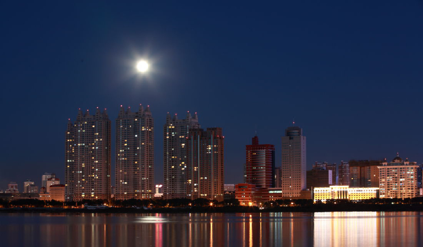 黑龙江绥化人口最多的县级市，紧邻哈尔滨，拥有肇岳山景区