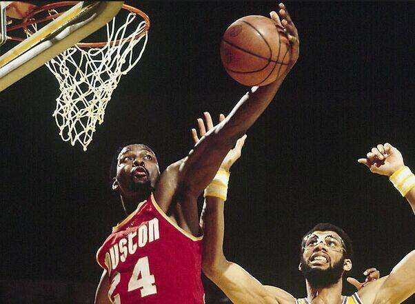 凯尔特人球衣为什么有24（余侃NBA：科比为什么从8号变成24号？还有那些球员身穿24号球衣？）