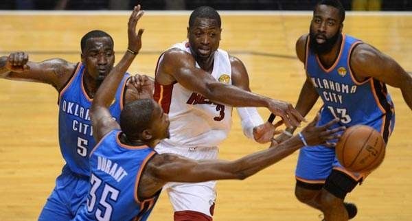 nba有哪些球员被包夹(9图看巨星被多人包夹瞬间：科比、乔丹、詹姆斯被4人包夹家常便饭)