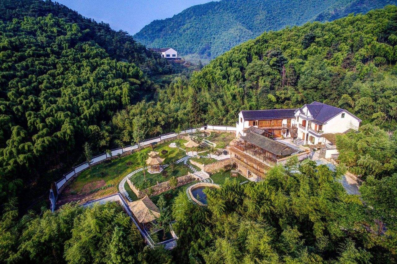 莫干山山峦连绵起伏,风景秀丽多姿,景区面积达43平方公里,它虽不及泰