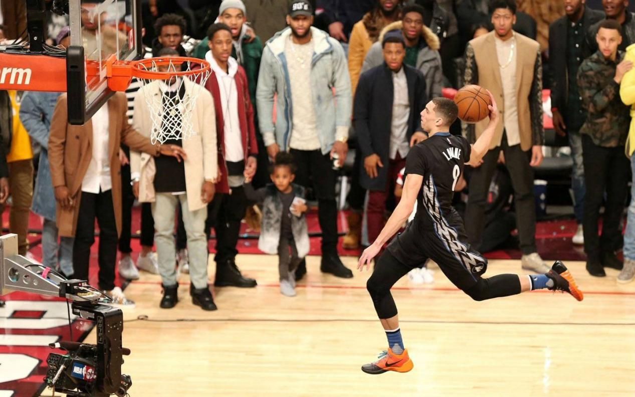 扎克拉文帅气壁纸(5个镜头看拉文的极限扣篮:360度风车暴扣,跟卡特比