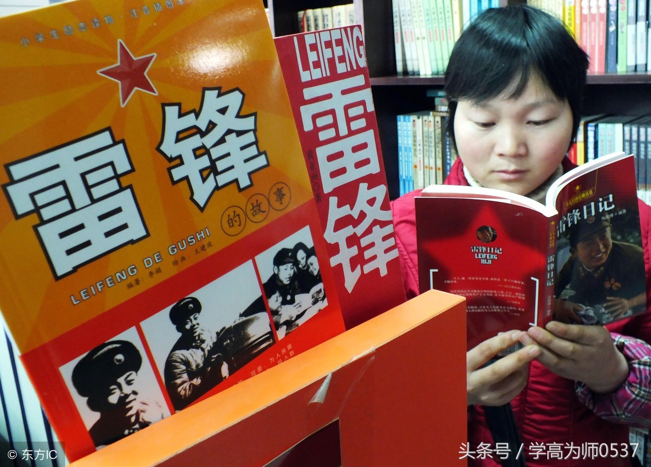 小明在图书馆专心阅读科普书籍，不时做着笔记。老师表扬他学习认真，并鼓励全班同学向小明学习，养成良好的读书习惯。