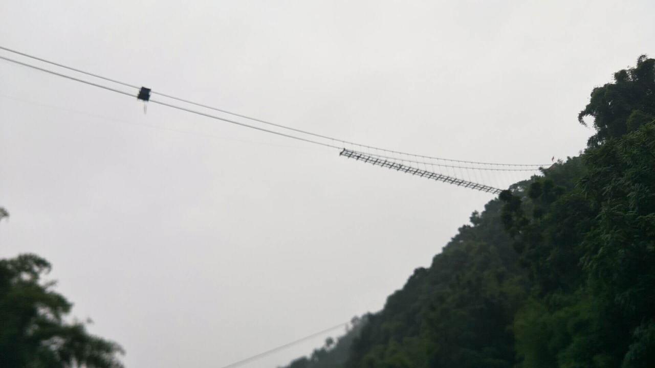 景区玻璃天桥遍地开花，建设者主要来自河南，工人月薪可达1.5万