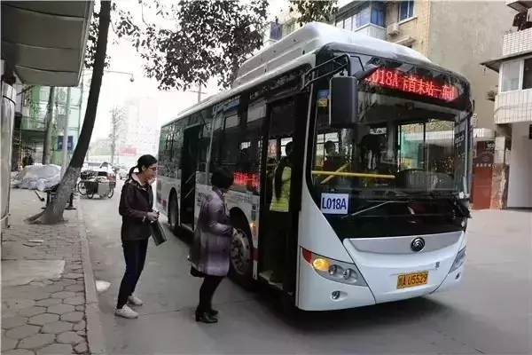 太好了!整治三轮车后,龙泉驿将调整这些公交线路,还提供就业岗位!