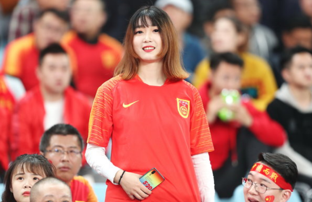 国足能否不负众望(国足与叙利亚的热身赛中,美女球迷们为国足加油