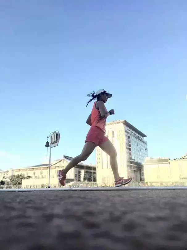 2015年秦皇岛马拉松(北马2小时59分，全马PB256，她可能是北京最能跑的女士)