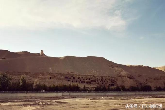 敦煌鸣沙山：金色沙海，驼铃悠扬，月牙泉畔风韵长。