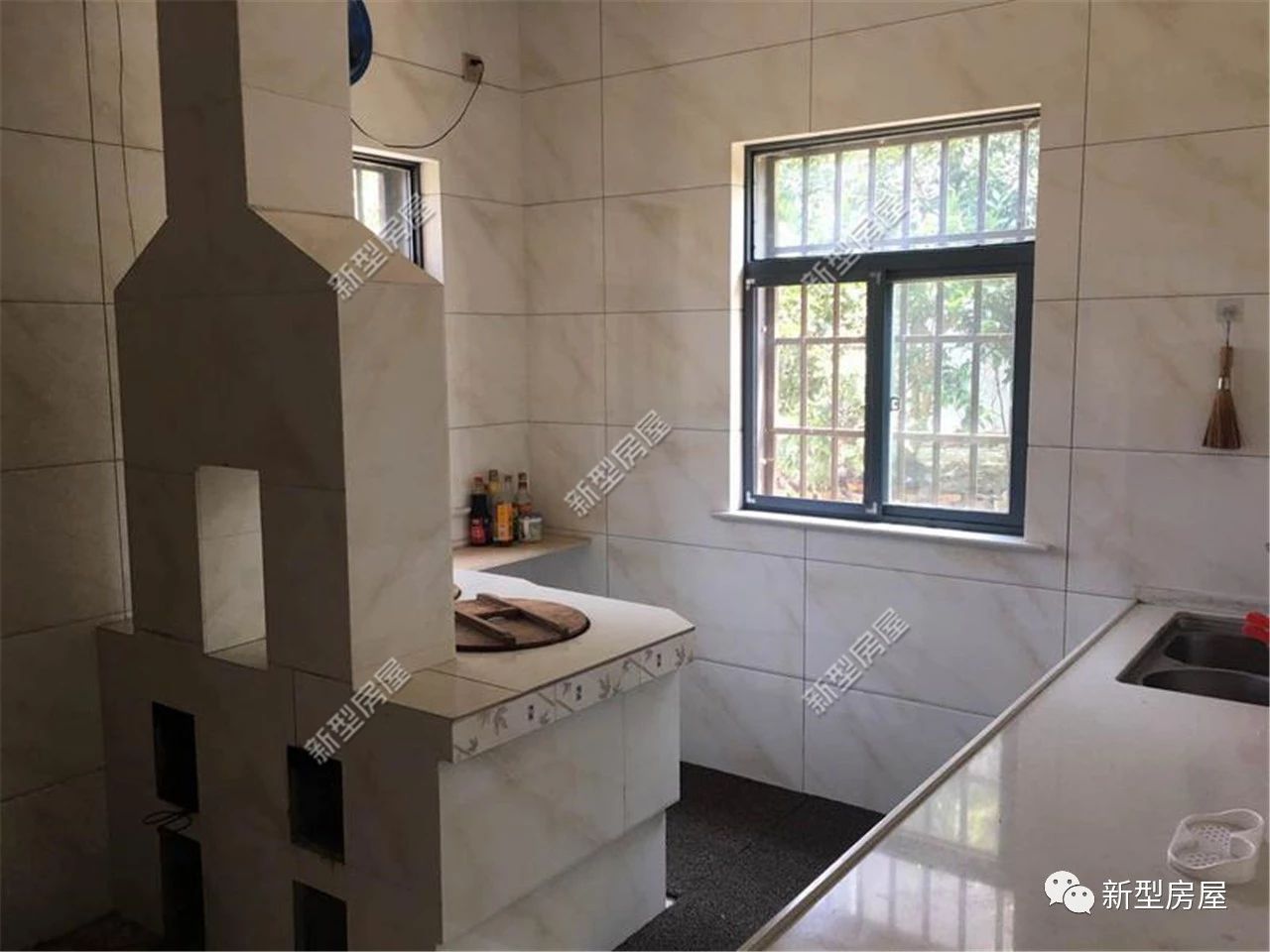 农村厨房柴火灶台设计最新款(四川农村小伙自建房,找泥水匠花600元砌