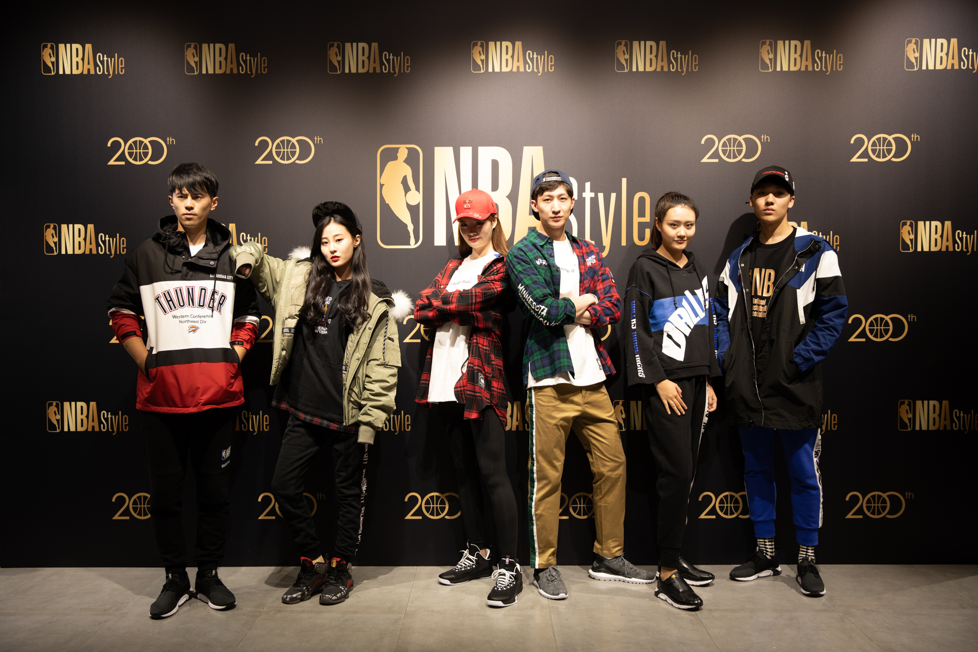 nba联名款的卫衣有哪些图片(NBA潮流服装店启用全新logo 力推3款联名产品满足年轻人时尚需求)