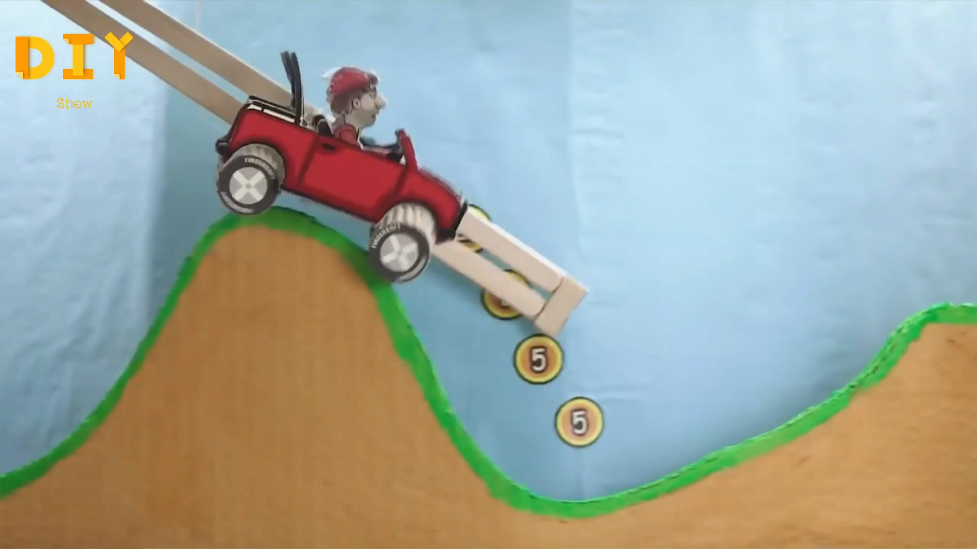 小赛车玩具图片(创意玩具教程，纸板登山赛车游戏机的制作方法，非常好玩（图解）)