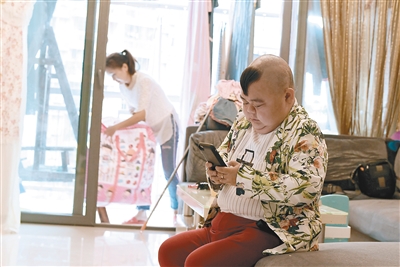 重庆一男子1米2奋斗出7套房，1米65漂亮老婆说：不图他钱