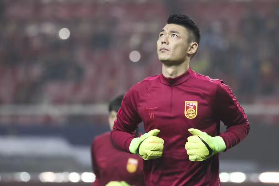 中超为什么穿长袜子(曾诚回应国足比赛错穿袜子事件:因大意疏忽导致