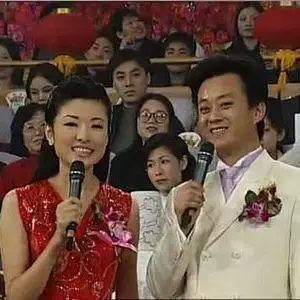 广州亚运会开幕式司仪（49岁的周涛也不再年轻了，但手上大钻戒很抢眼！）