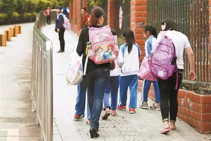 深圳小学生书包到底有多重？实地称过之后……