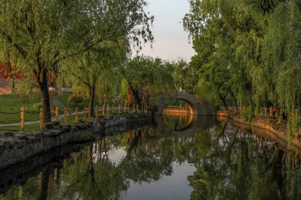 块石碑,上面有着由著名社会学家费孝通先生,所写的"泮池观鱼"四个大字