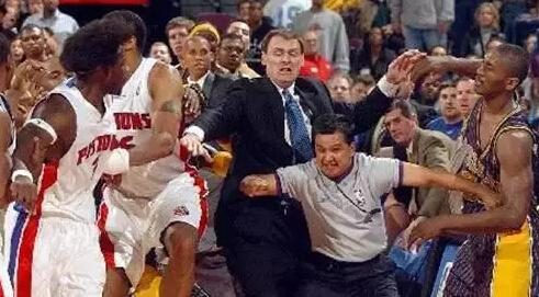 nba中哪些球员喜欢硬碰硬（盘点NBA史上十大干架高手，第一惨无人道）